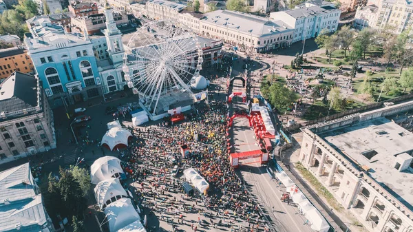 Nova Poshta Kiev yarı maraton. 22 Nisan 2018. Kiev. Ukrayna. Sporcuların havadan görünümü. Birçok kişi.