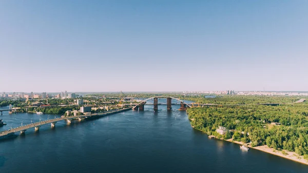 第聂伯河河的鸟瞰图 邮政区 蓝色的水和天空 乌克兰 — 图库照片