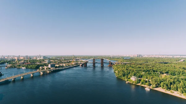 Dinyeper Nehri'nin havadan görünümü. Posta alanı. Köprü. Panorama. Orman. Ağaçlar. Yaz. Güneş. Bina. Masmavi bir deniz ve gökyüzü. Kiev. Ukrayna.