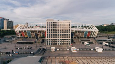 Kiev. Ukrayna. 4 Haziran 2017. Olimpiyat Stadı. Milli Güvenlik'Olympiysky hava görünümünü. Futbol Dünya Kupası. Avrupa Futbol Şampiyonası. Ağaçlar. Mimarisi. Yaz. Spor. Bir gün. Ana giriş. Dinamo Kiev.