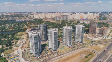 Kiev. Ukrayna. 9 Haziran 2017. Güney Köprüsü. Yüksek katlı binaların havadan görünümü. Yolda araba var. Dinyeper Nehri. Yaz. Güneş gün. Ağaçlar. Yeni evleri inşaatı. Altyapı. Kiev.