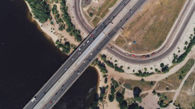 Kiev. Ukrayna. 9 Haziran 2017. Güney Köprüsü. Havadan görünümü köprü. Arabalar köprü. Dinyeper Nehri. Plaj. Yol. Yaz. Güneş. Bir gün. Ağaçlar. Kiev.