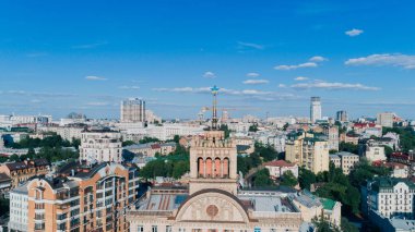 Kiev. Ukrayna. 9 Haziran 2017. House da bir yıldız. Khreshchatyk'a. Havadan görünümü. Bina. Ağaçlar. Yaz. Güneş parlıyor. Şehir Merkezi. Mavi gökyüzü. Bulutlar. Verka Serdiuchka. Andrei Danilko. Kiev.