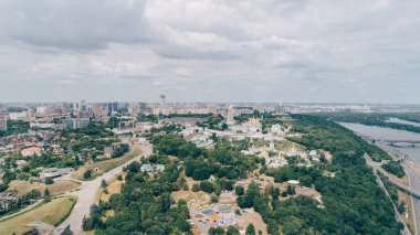 Kiev. Ukrayna. 11 Haziran 2017. Kiev-Pechersk Lavra. Kiev-Pechersk Lavra hava görünümünü. Kilise. Din. Dinyeper Nehri. Yolda araba var. Bina. Ağaçlar. Orman. Panorama. Şarkı alanı