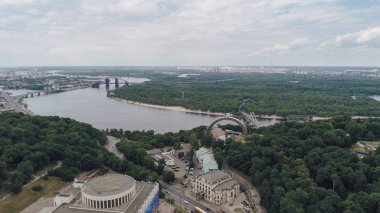 Kiev. Ukrayna. 11 Haziran 2017. Arch Narodov dostluk. Trukhanov Island hava görünümünü. Yaya köprüsü. Ağaçlar. Orman. Bina. Yaz. Bina. Su. Gökyüzü. Bulutlar. Çok güzel. Kiev