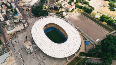 Ukrayna. Kiev. 13 Haziran 2017. Kiev Olimpik Stadyum. Milli Güvenlik'Olympiysky hava görünümünü. Futbol sahası. Çok güzel mimari. Bina. Parlak gün. Güneş parlıyor. Ağaçlar. Futbol Dünya Kupası.