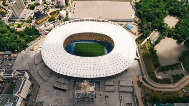 Ukrayna. Kiev. 13 Haziran 2017. Kiev Olimpik Stadyum. Milli Güvenlik'Olympiysky hava görünümünü. Futbol sahası. Çok güzel mimari. Bina. Parlak gün. Güneş parlıyor. Ağaçlar. Futbol Dünya Kupası.