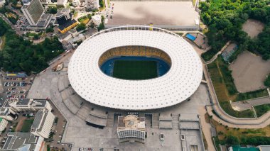 Ukrayna. Kiev. 13 Haziran 2017. Kiev Olimpik Stadyum. Milli Güvenlik'Olympiysky hava görünümünü. Futbol sahası. Çok güzel mimari. Bina. Parlak gün. Güneş parlıyor. Ağaçlar. Futbol Dünya Kupası.