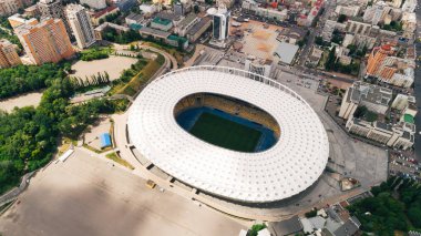 Ukrayna. Kiev. 13 Haziran 2017. Kiev Olimpik Stadyum. Milli Güvenlik'Olympiysky hava görünümünü. Futbol sahası. Çok güzel mimari. Bina. Parlak gün. Güneş parlıyor. Ağaçlar. Futbol Dünya Kupası.