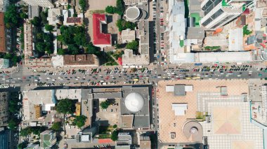 Hangi araba gidiyorsun yolun yükseklikten görüntüleyin. Tıkamak. Kiev şehir. Yaz. Güneş parlıyor. Bir gün. Ağaçlar. Şehir sokaklarını. Arabanın hava görünümünü. Kiev. Kavşak.