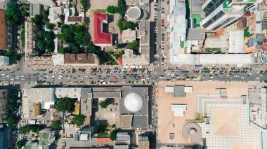 Hangi araba gidiyorsun yolun yükseklikten görüntüleyin. Tıkamak. Kiev şehir. Yaz. Güneş parlıyor. Bir gün. Ağaçlar. Şehir sokaklarını. Arabanın hava görünümünü. Kiev. Kavşak.