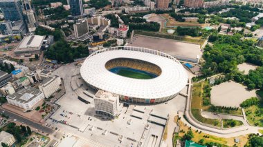 Ukrayna. Kiev. 13 Haziran 2017. Kiev Olimpik Stadyum. Milli Güvenlik'Olympiysky hava görünümünü. Futbol sahası. Çok güzel mimari. Bina. Parlak gün. Güneş parlıyor. Ağaçlar. Futbol Dünya Kupası.