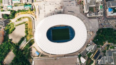 Ukrayna. Kiev. 13 Haziran 2017. Kiev Olimpik Stadyum. Milli Güvenlik'Olympiysky hava görünümünü. Futbol sahası. Çok güzel mimari. Bina. Parlak gün. Güneş parlıyor. Ağaçlar. Futbol Dünya Kupası.