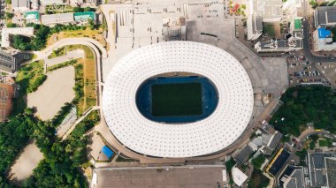 Ukrayna. Kiev. 13 Haziran 2017. Kiev Olimpik Stadyum. Milli Güvenlik'Olympiysky hava görünümünü. Futbol sahası. Çok güzel mimari. Bina. Parlak gün. Güneş parlıyor. Ağaçlar. Futbol Dünya Kupası.