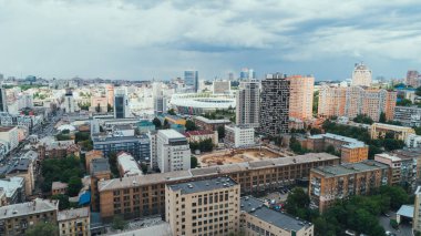 Kiev. Ukrayna. 13 Haziran 2017. Olimpiyat Stadı. Olimpik Milli Güvenlik hava görünümünü. Birçok bina. Bir gün. Bulutlar. Beyaz gökyüzü. Ağaçlar. Futbol Dünya Kupası. Rekabet. Spor. Avrupa Futbol Şampiyonası.