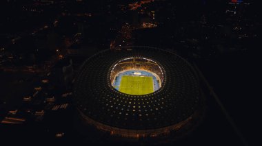 Ukrayna. Kiev. 9 Ekim 2017. Olimpiyat Stadı. Kiev Olimpik Stadyum hava görünümünü. Futbol Dünya Kupası. İyi akşamlar. İyi geceler. Oyuncular çimenlerin üzerinde çalışan. Avrupa Futbol Şampiyonası. Dinamo.