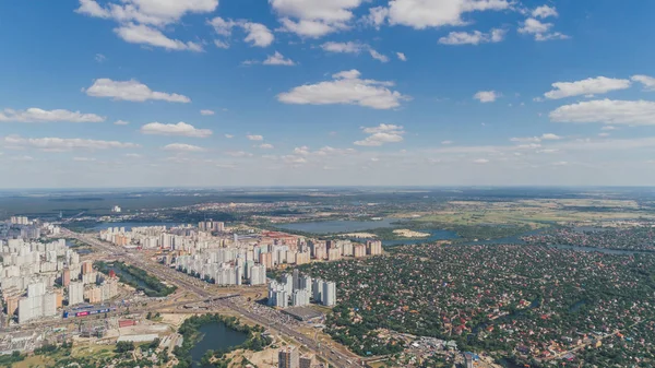 키예프입니다 우크라이나 2017 일입니다 교량입니다 건물의 전망입니다 드니프르 강입니다 여름입니다 — 스톡 사진