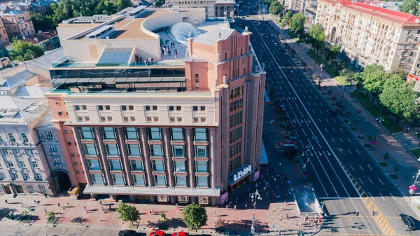 Kiev. Ukrayna. 9 Haziran 2017. Kiev Tsum. Khreshchatyk'a. Havadan görünümü Tsum. Sokaklar. İnsanlar. Yol. Arabalar. Bina. Ağaçlar. Yaz. Güneş parlıyor. Çatı geri kalan insanlar. Şehir Merkezi. Rating.