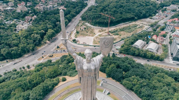 乌克兰 2017年6月11日 鸟瞰祖国 不朽的雕塑 路上有车 — 图库照片