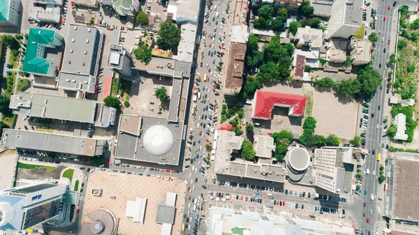 Ukrayna. Kiev. 13 Haziran 2017. Park Inn. Hangi araba gidiyorsun yolun yükseklikten görüntüleyin. Tıkamak. Kiev şehir. Yaz. Güneş parlıyor. Bir gün. Ağaçlar. Şehir sokaklarını. Arabanın hava görünümünü. Kiev