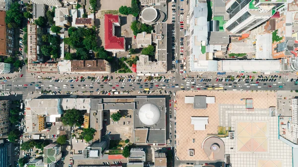 Hangi araba gidiyorsun yolun yükseklikten görüntüleyin. Tıkamak. Kiev şehir. Yaz. Güneş parlıyor. Bir gün. Ağaçlar. Şehir sokaklarını. Arabanın hava görünümünü. Kiev. Kavşak.