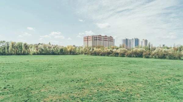 Luftaufnahme Von Gebäuden Auf Dem Feld Bäume Der Himmel Ist — Stockfoto