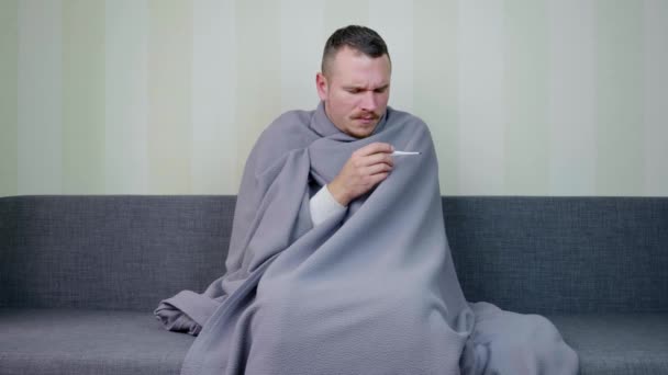 Zieke Man Bedekt Met Deken Meet Temperatuur Gelooft Het Resultaat — Stockvideo