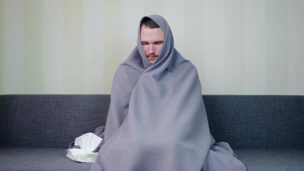 病人发烧得浑身哆嗦 用毛毯盖住身体 心烦意乱的年轻人正坐在沙发上 体温很高 急性呼吸道病毒感染 感冒感冒 4K镜头 — 图库视频影像