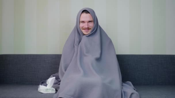 Homem Coberto Com Cobertor Está Masturbando Jovem Está Sentado Sofá — Vídeo de Stock