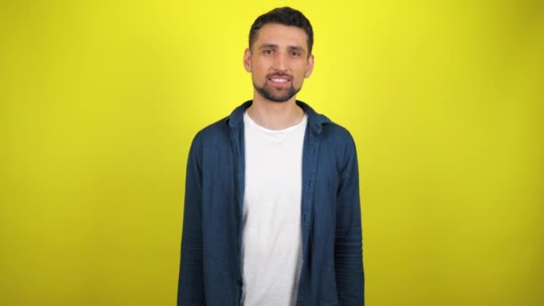 Joven Con Una Camisa Azul Una Camiseta Blanca Sonríe Mira — Vídeos de Stock