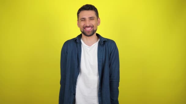 Joven Con Una Camisa Azul Una Camiseta Blanca Piensa Ríe — Vídeos de Stock