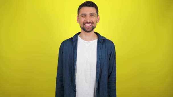 Joven Con Una Camisa Azul Una Camiseta Blanca Ríe Mira — Vídeos de Stock