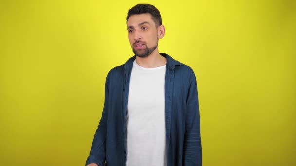 Jeune Homme Vêtu Une Chemise Bleue Shirt Blanc Éternue Couvre — Video