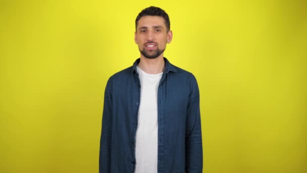 Joven Con Una Camisa Azul Una Camiseta Blanca Mira Cámara — Vídeos de Stock