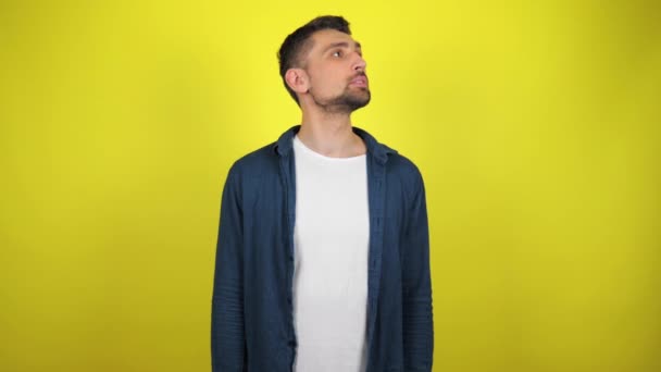 Hombre Joven Con Una Camisa Azul Una Camiseta Blanca Está — Vídeos de Stock