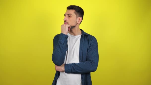 Hombre Joven Con Una Camisa Azul Una Camiseta Blanca Está — Vídeos de Stock