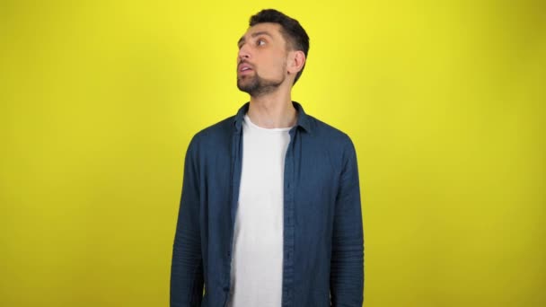 Hombre Joven Con Una Camisa Azul Una Camiseta Blanca Está — Vídeos de Stock