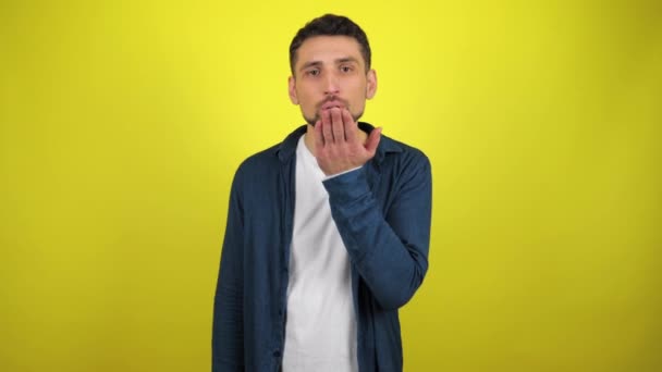 Hombre Joven Con Una Camisa Azul Una Camiseta Blanca Mira — Vídeos de Stock