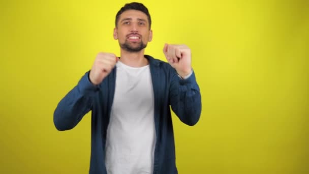 Jovem Shirt Branca Camisa Azul Está Dançando Sorri Fundo Amarelo — Vídeo de Stock