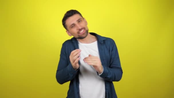 Mladý Muž Bílém Tričku Modré Košili Tančí Úsměvem Žlutém Pozadí — Stock video