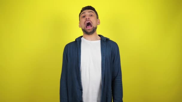 Mladý Muž Modré Košili Bílém Tričku Dívá Kameru Křičí Žluté — Stock video
