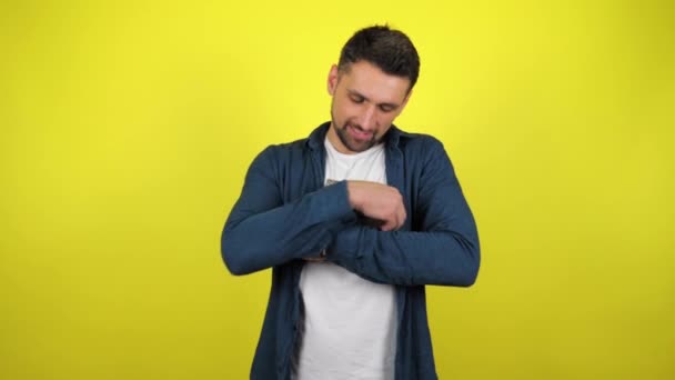 Joven Con Una Camiseta Blanca Abraza Una Caja Con Regalo — Vídeos de Stock