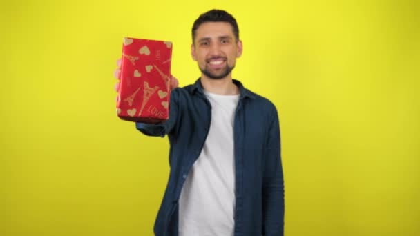 티셔츠를 젊은이가 선물로 배경의 카메라를 미소를 짓는다 공휴일 크리스마스 니콜라스 — 비디오