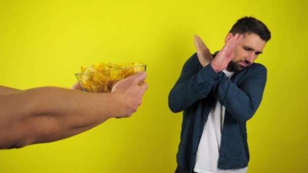 Een Jongeman Een Blauw Shirt Wit Shirt Weigert Voorgestelde Een — Stockvideo