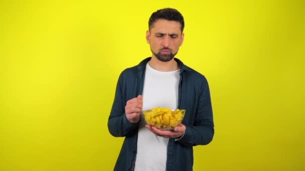 Hombre Joven Camisa Azul Camiseta Blanca Come Patatas Fritas Sabrosas — Vídeos de Stock