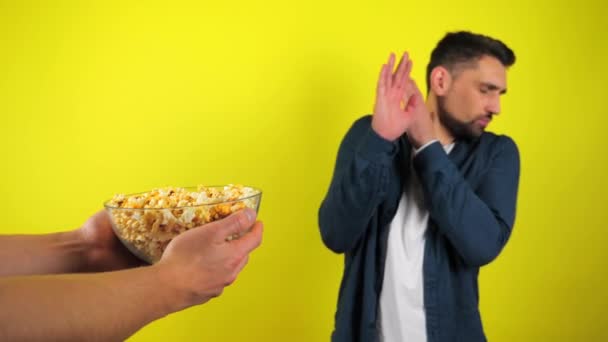 Egy Kék Inges Fehér Pólós Fiatalember Visszautasítja Javasolt Üvegtálat Popcornnal — Stock videók
