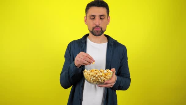 Giovane Uomo Camicia Blu Maglietta Bianca Mangia Assaporando Popcorn Piatto — Video Stock