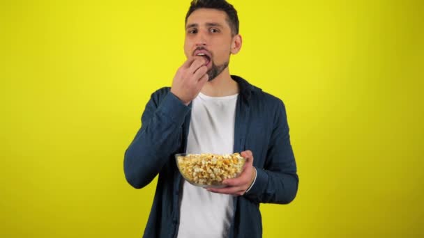 Een Jongeman Een Blauw Shirt Wit Shirt Eet Popcorn Van — Stockvideo