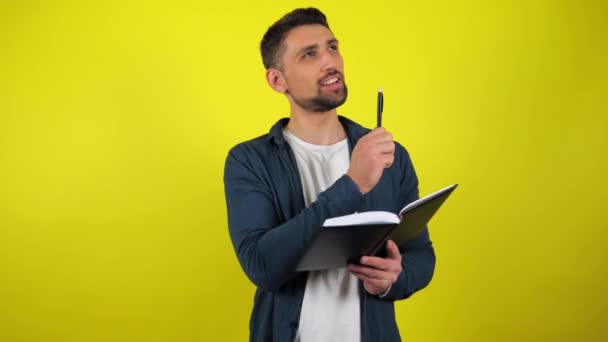 Jongeman Blauw Shirt Wit Shirt Schrijft Taken Doelen Dromen Ideeën — Stockvideo