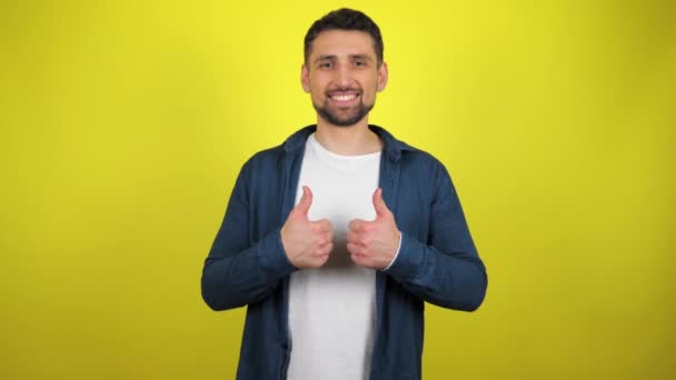 Jeune Homme Chemise Bleue Shirt Blanc Regarde Caméra Sourit Montre — Video